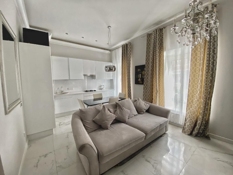 Premium dvukhkomnatnye Piter Apartments s konditsionerom u Ermitazha Flat — отель с удобствами в Санкт-Петербурге
