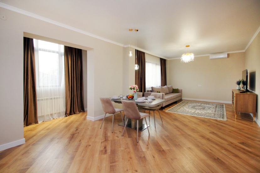Апартаменты Modern Spacious and Elegant Apt — отель с удобным расположением в Алматы