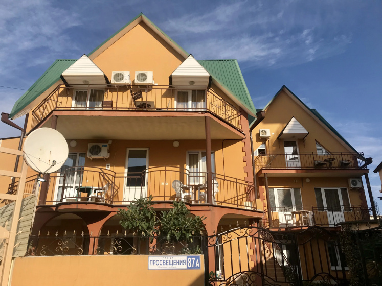 Dom S Delfinami Guest House — отель в Сочи, Россия