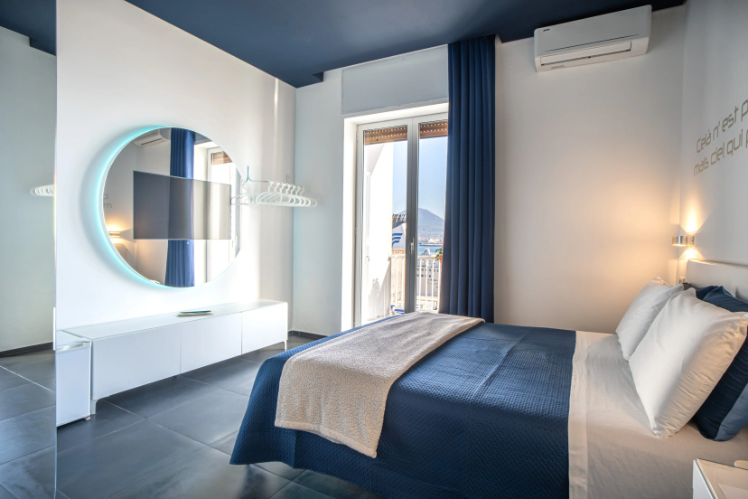 Nocleg i zavtrak (B&B) Skyhouse Beverello — отель с удобствами в Неаполе