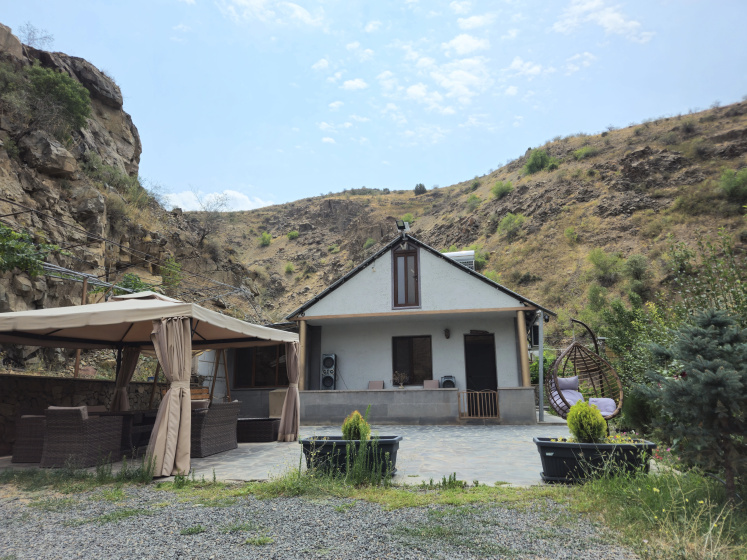 Вилла Fenix — забронировать отель в Jermuk
