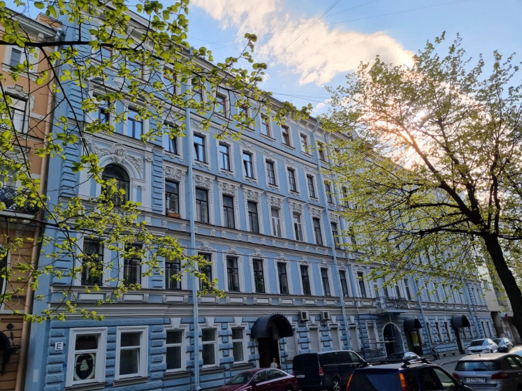 Цены на Квартира Трехкомнатная в сердце Петроградки в Винтажном Стиле в Санкт-Петербурге