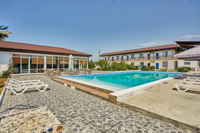 Otel' Serebranyj Plaz — забронировать отель в Гудаута