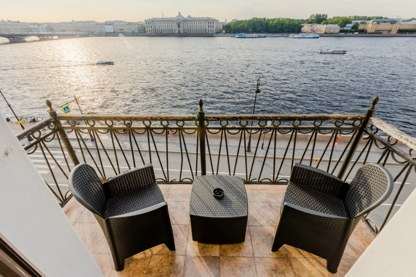 Апартаменты a.m. Rooms Neva Balcony (Angliyskaya Naberezhnaya) — отель с удобствами в Санкт-Петербурге