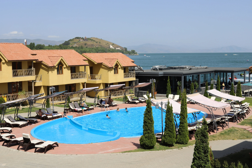 Otel' Best Western Bohemian Resort — забронировать отель в Севан