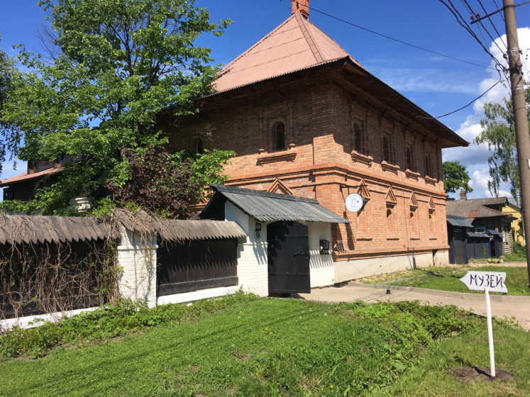 Gostevoj Dom Kon' v Pal'to Muzej i Postoj — забронировать отель в Переславль-Залесский