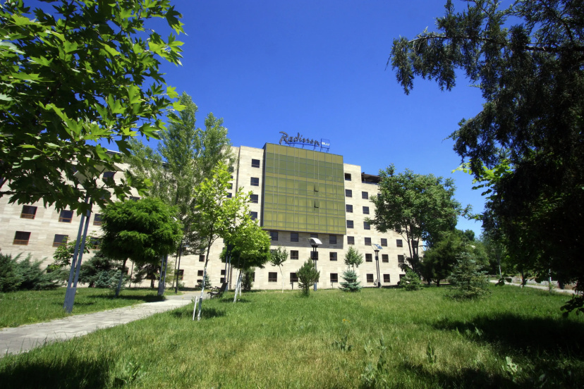 Сравните цены на Radisson Blu Hotel, Yerevan в Ереван