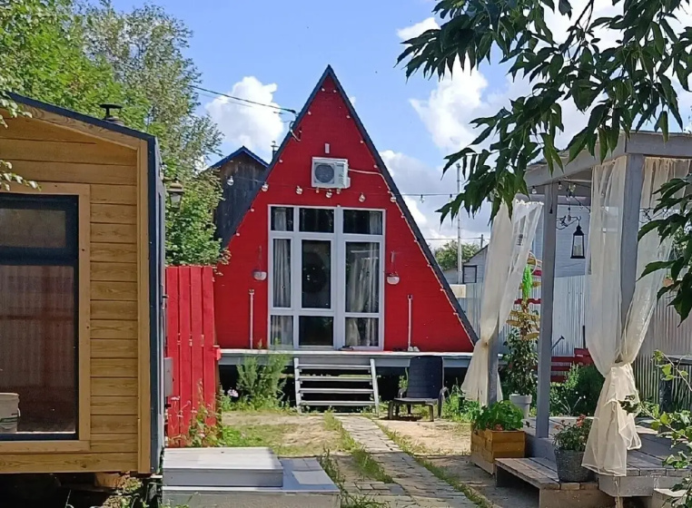 Частный Дом Red House в Стиле Афрейм с Баней и Чаном — отель с удобным расположением в Тюмени