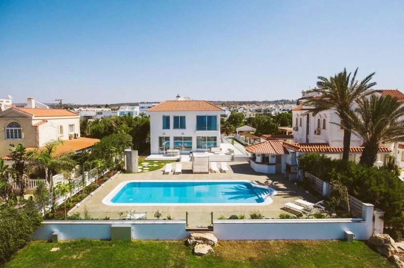 Вилла Royal Luxury Home |  4 Bedrooms — отель с удобствами в Айя-Напа