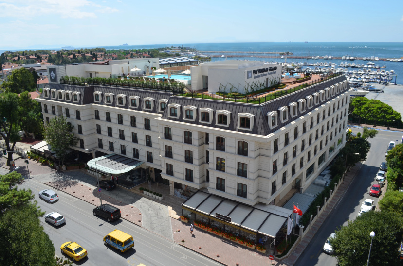 Wyndham Grand Istanbul Kalamis Marina — отель в Стамбуле для семейного отдыха