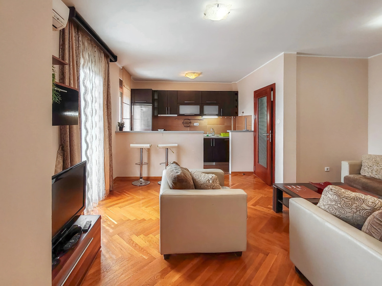 Квартира Sunny Three Bedroom — забронировать отель в Будва