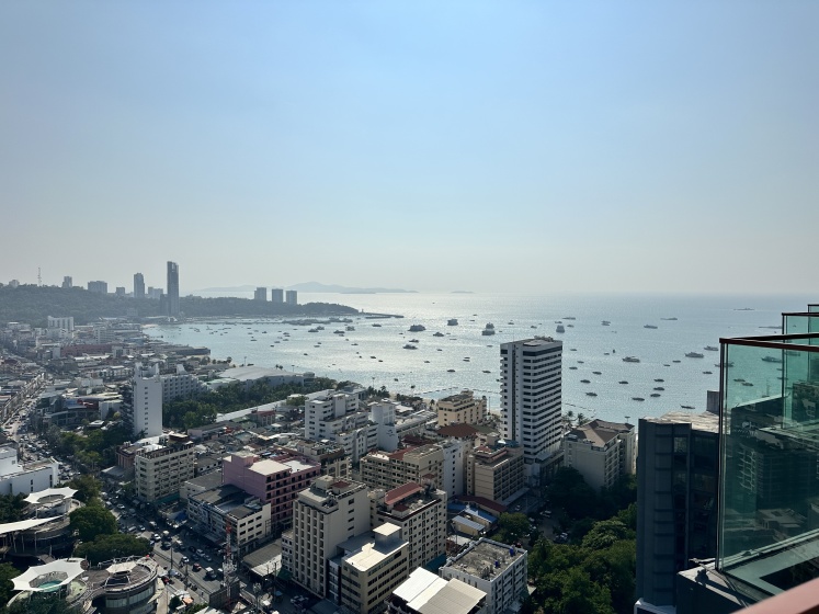 Апартаменты апарт- отеле Edge Central Pattaya new condos Base updated version — отель с удобным расположением в Паттайе