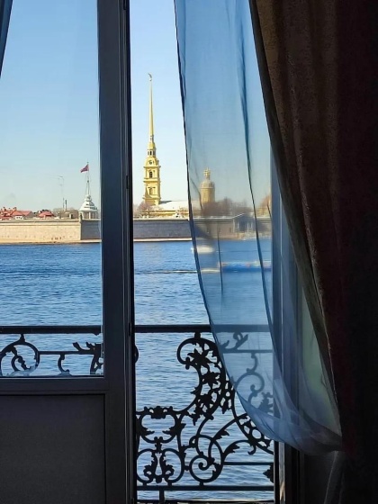 Квартира с балконом, вид на Неву и Петропавловскую крепость — отель в Санкт-Петербурге, Россия