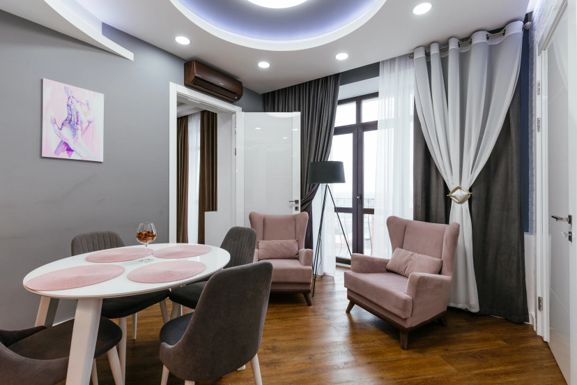 Апартаменты ROOM ROUR с видом на МОСТ ВЛЮБЛЕННЫХ — отель с удобствами в Тюмени