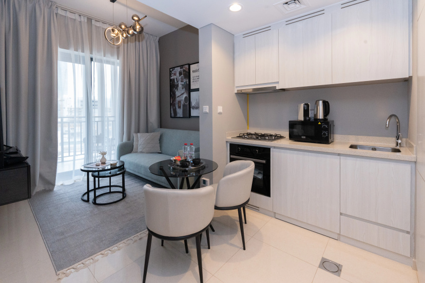 Апартаменты Keyrock Living Lakeview Luxury with Pool Access — отель с удобствами в Дубае