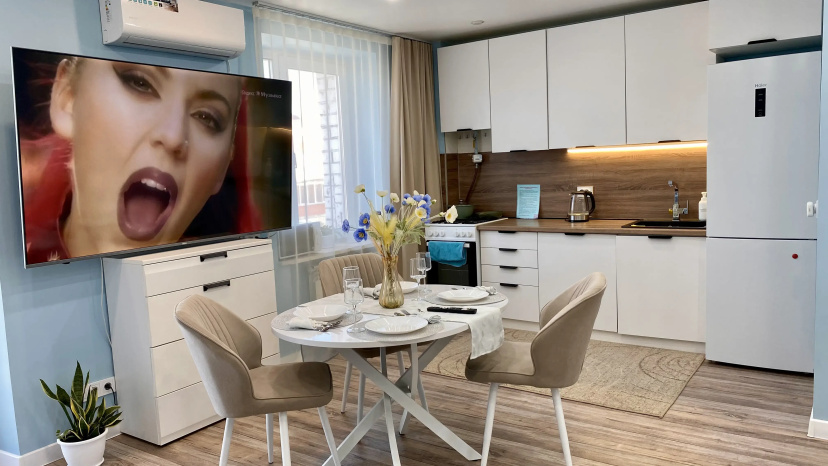 Апартаменты Горное Озеро Центр у Реки Гостиная 30 м², Спальня 25 м², Балкон, 2 кровати, Smart TV 85'' — забронировать отель в Миассе