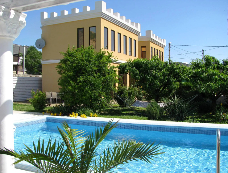Частный дом Sunny Holiday Home — отель с удобствами в Судак