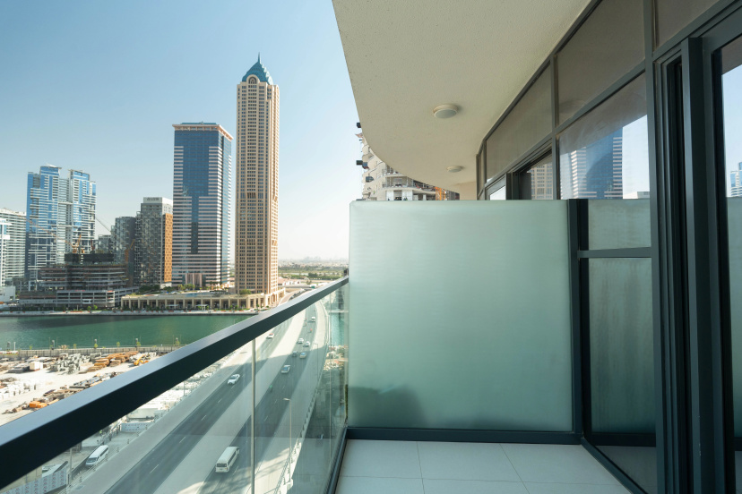 Апартаменты Lake-View 1BR Retreat in Business Bay Pool & Gym — отель с удобствами в Дубае