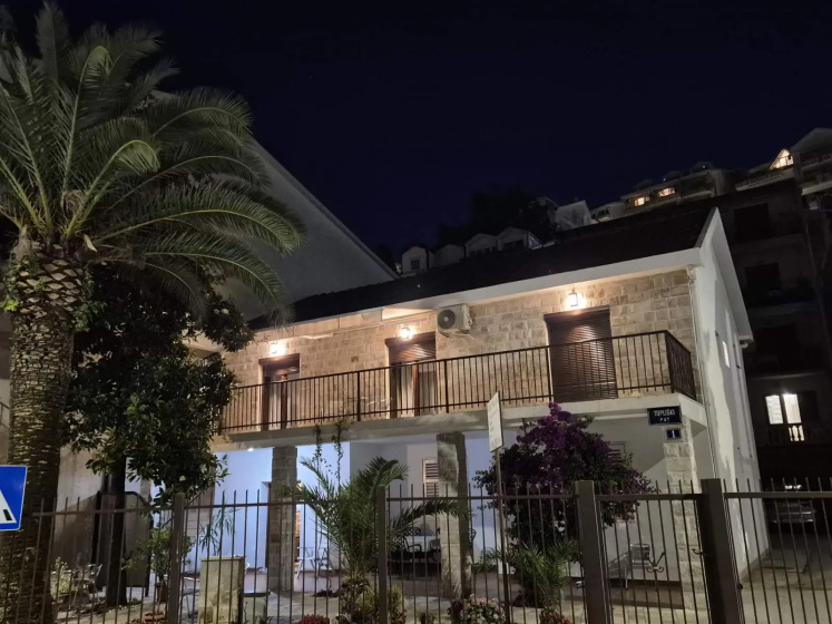 Apartamenty 6 Palmi Budva — комфортный отель в Будва