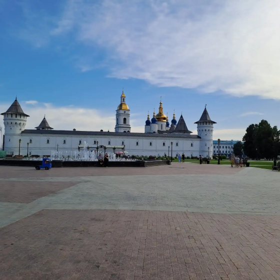 Kvartira Uutnaa s Vidom na Irtys v Samom Serdce Istoriceskogo Centra — отель с удобствами в Тобольске