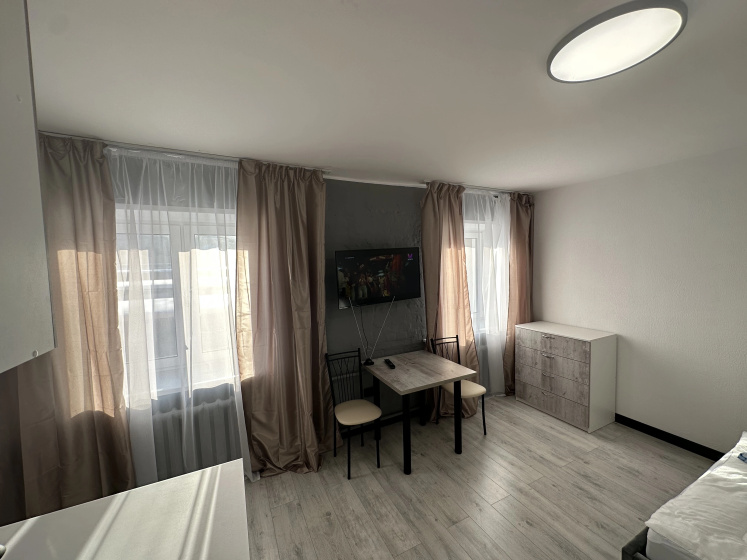 Квартира по улице Мельникайте, 83 — отель в Тюмени, Россия