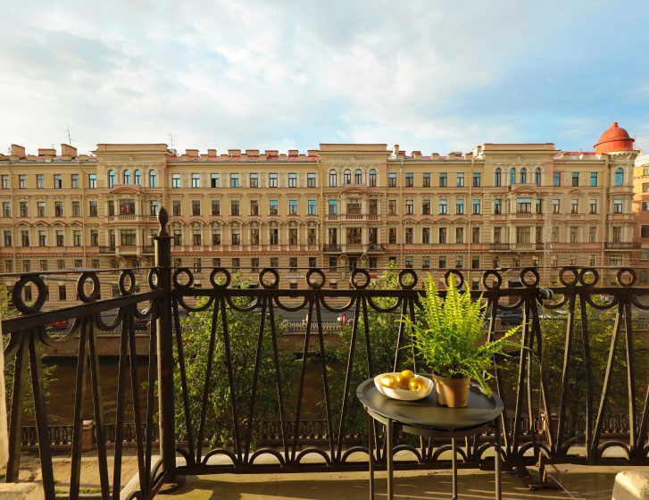 Апартаменты Bird Nest 80 кв.м с Балконом и Видом на Набережную Канала Грибоедова — отель с удобным расположением в Санкт-Петербурге