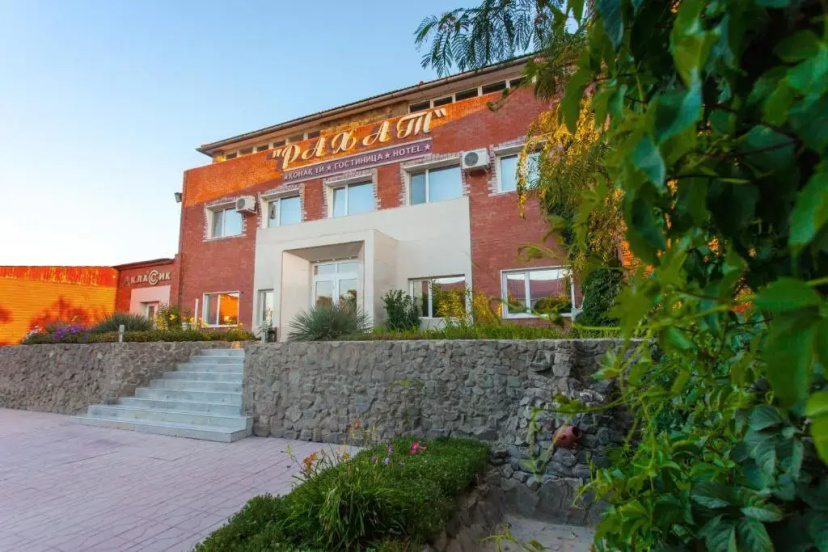 Rahat Hotel — забронировать отель в Актау