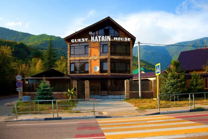 Gostevoj dom Katrin Guest House — отель с удобным расположением в Красная Поляна