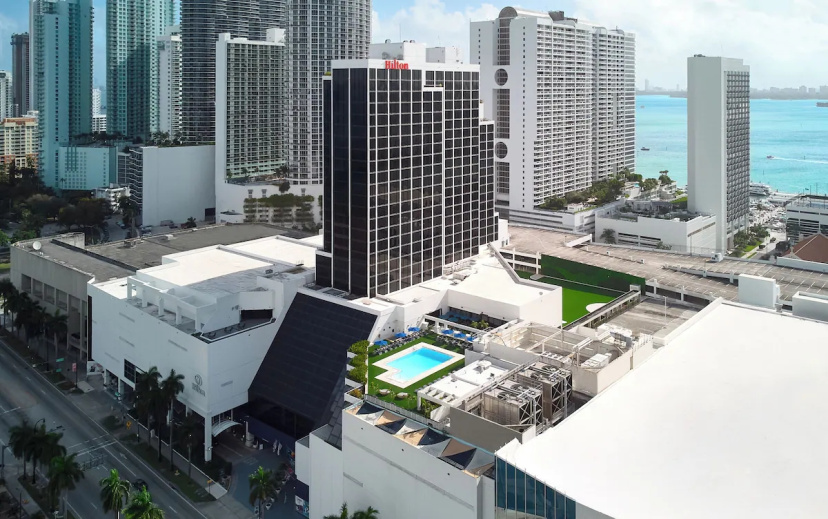 Hilton Miami Downtown — отель с удобным расположением в Майами