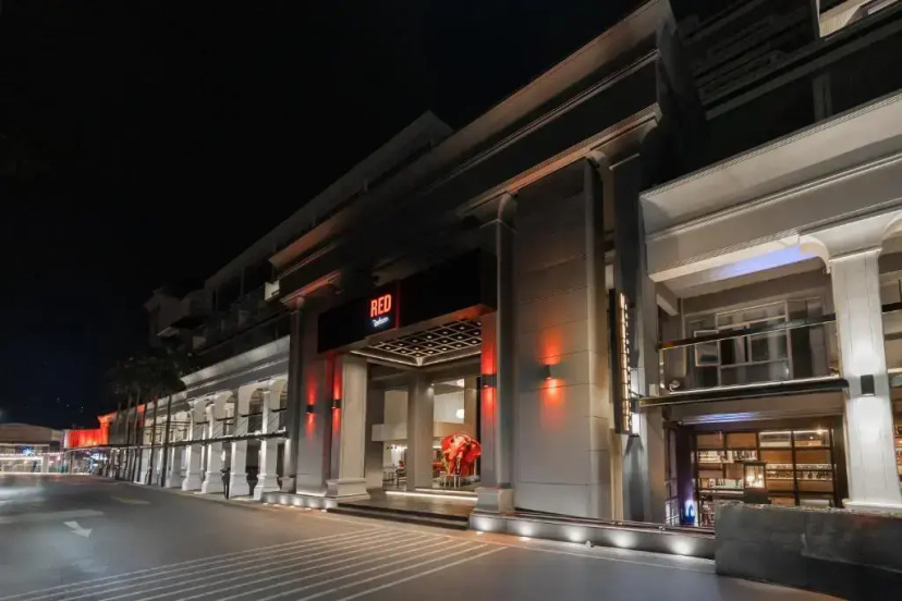 Radisson RED Phuket Patong Beach — забронировать отель в Пхукете