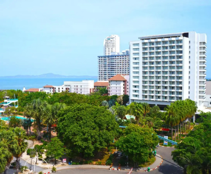 Pattaya Park Beach Resort — забронировать отель в Паттайе