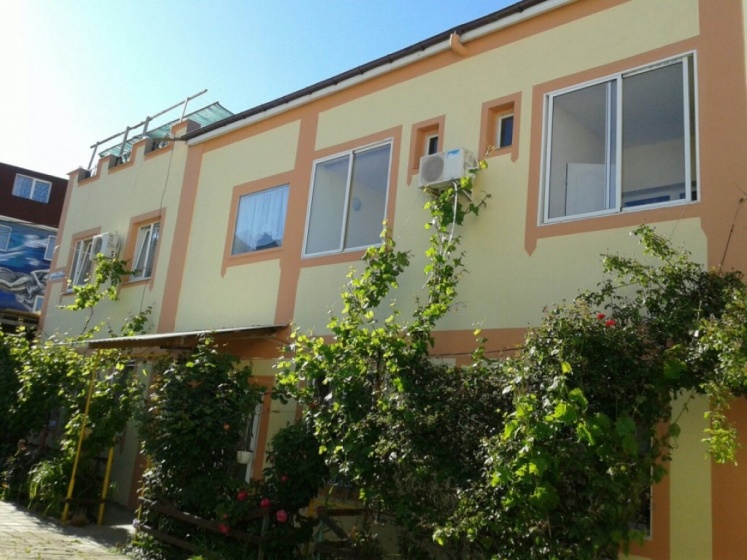 Kameliya U Morya Guest House — забронировать отель в Судак