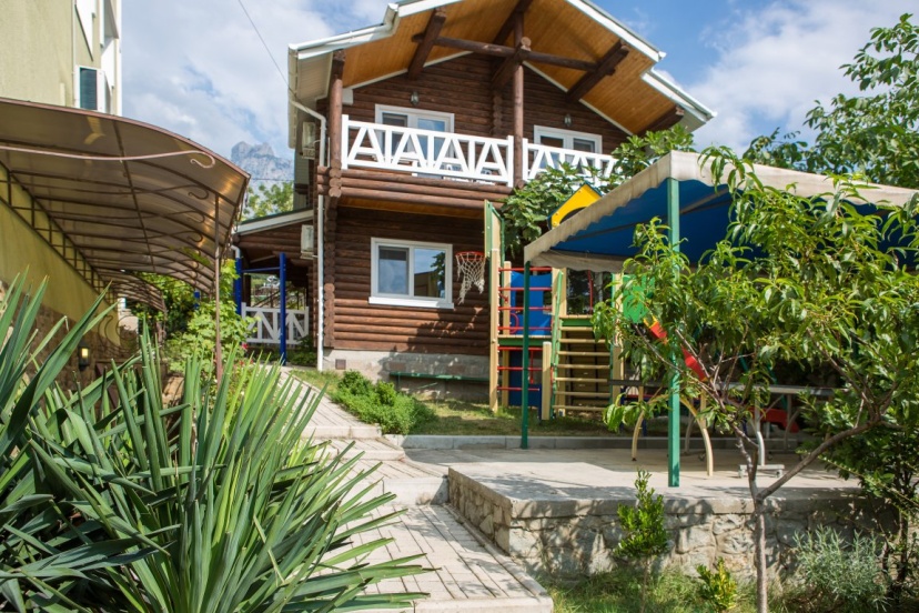 Derevyannyij Srub Guest House — отель в Ялта, Россия