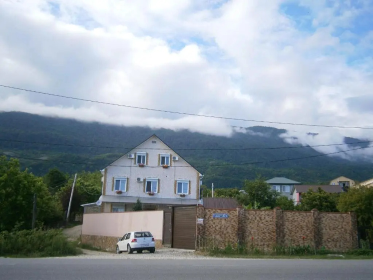 Guest house Barhatniy sezon — отель с удобным расположением в Новый Афон