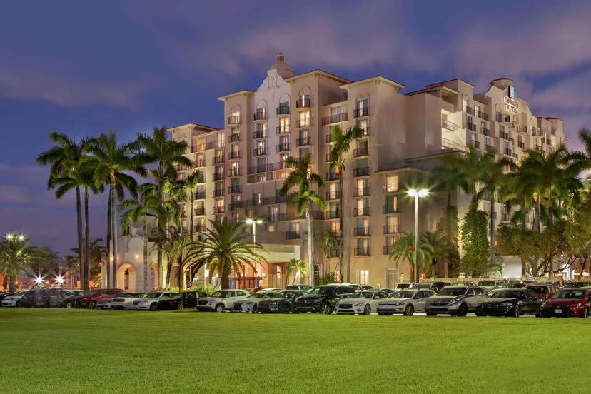 Embassy Suites by Hilton Miami International Airport — отель с удобствами в Майами