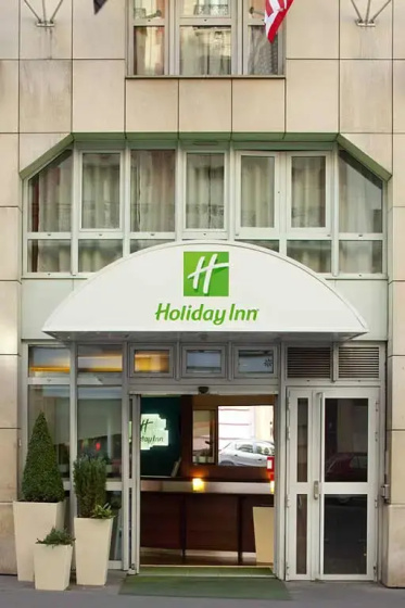 Сравните цены на Holiday Inn Paris - Montmartre by IHG в Париже