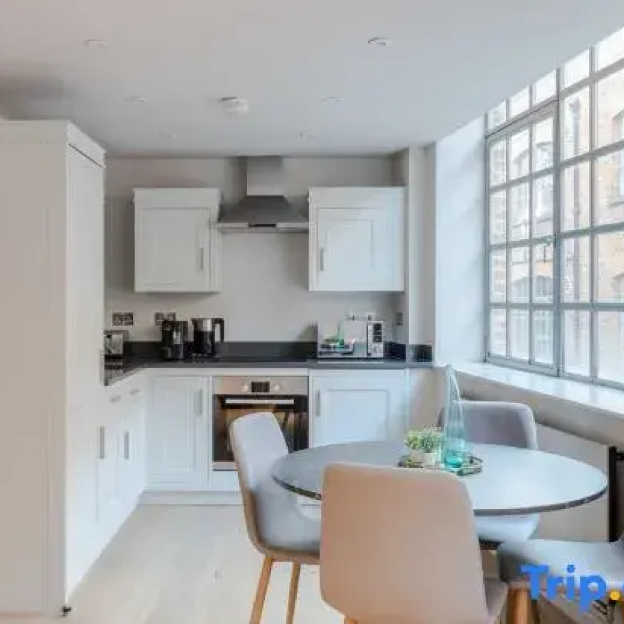 The Eyre Suite Seven – Farringdon – by Frankie