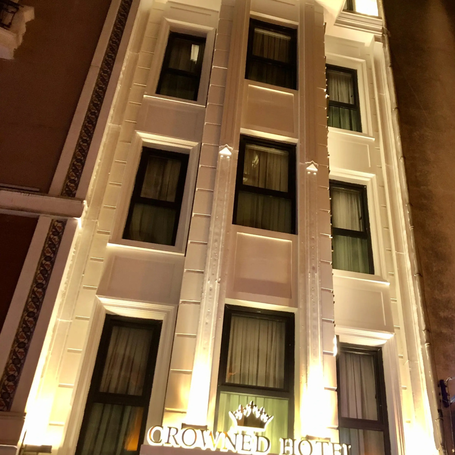 Crowned Hotel