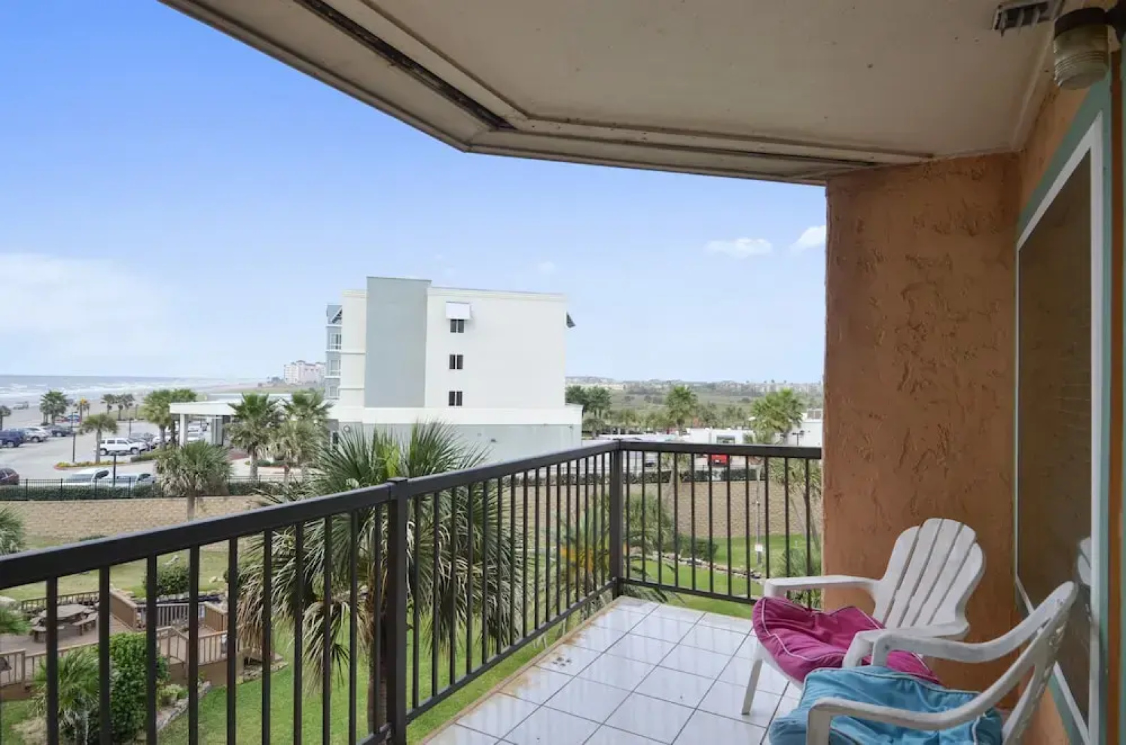 Hula Hut 1 Br condo by RedAwning