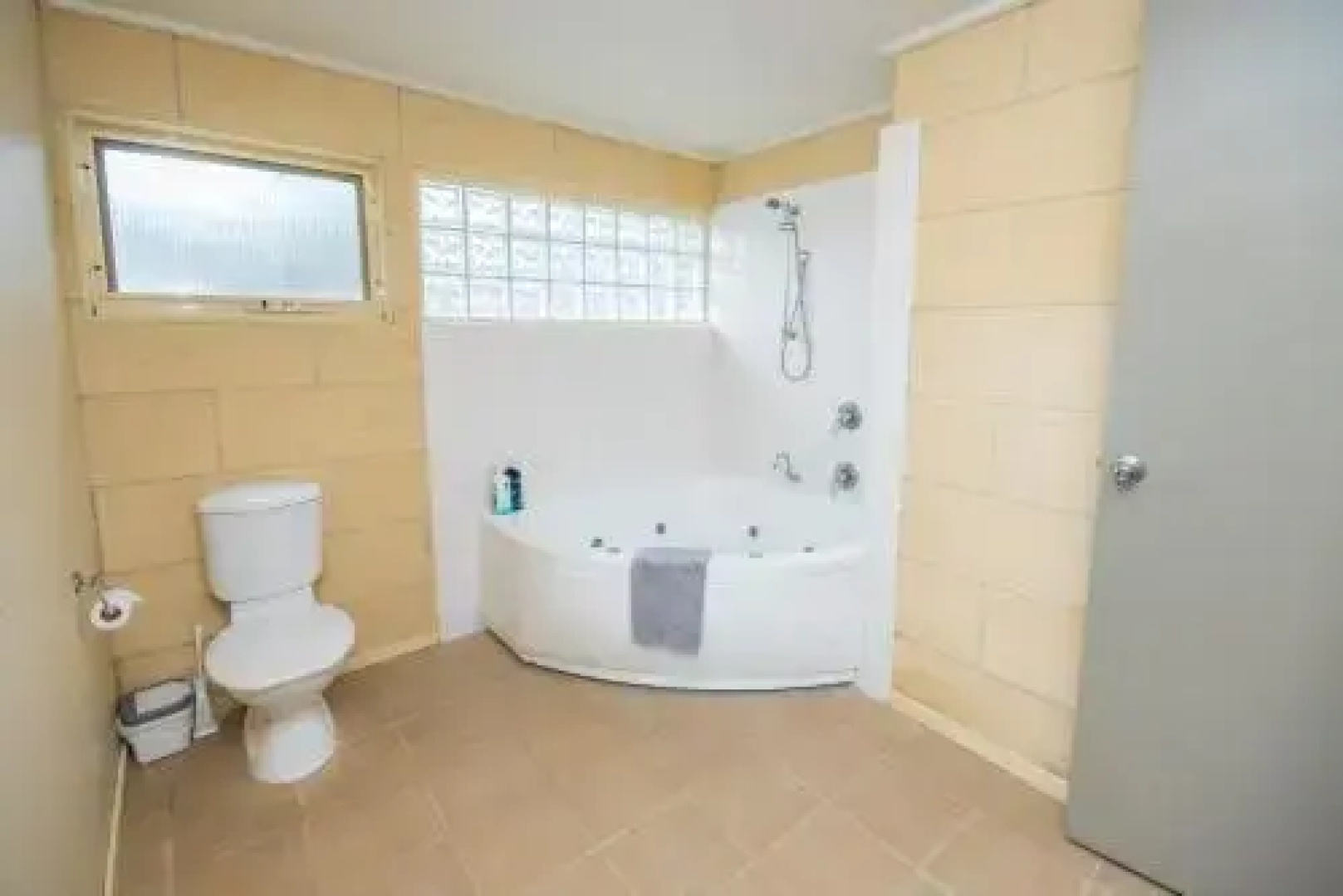 Bayview no 1 - Next to the Beach!