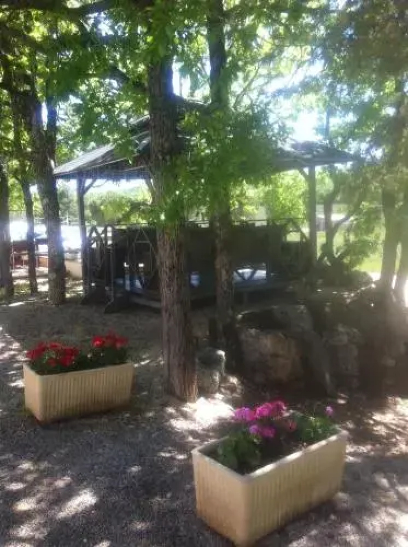 Hôtel Restaurant Les Lavandins
