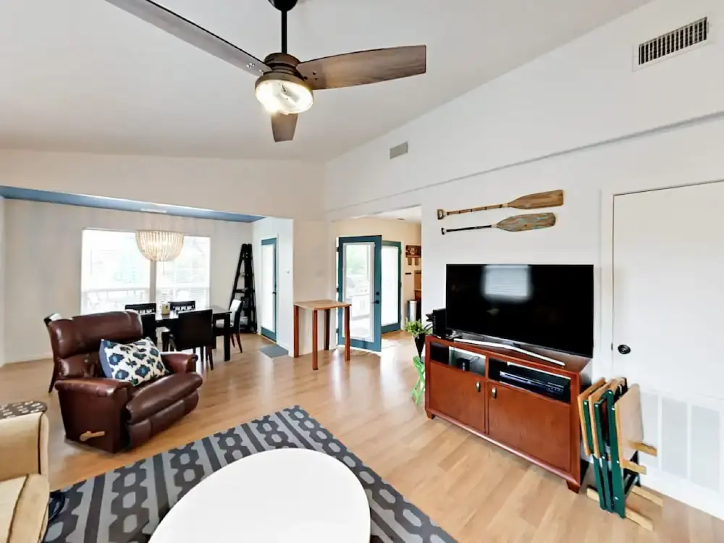 Lakefront Haven - 3 Br Home