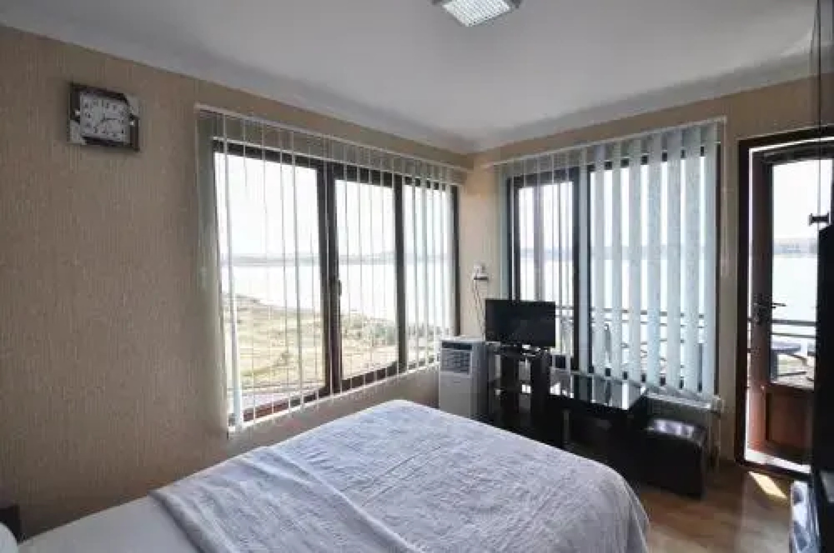Aphra Hotel