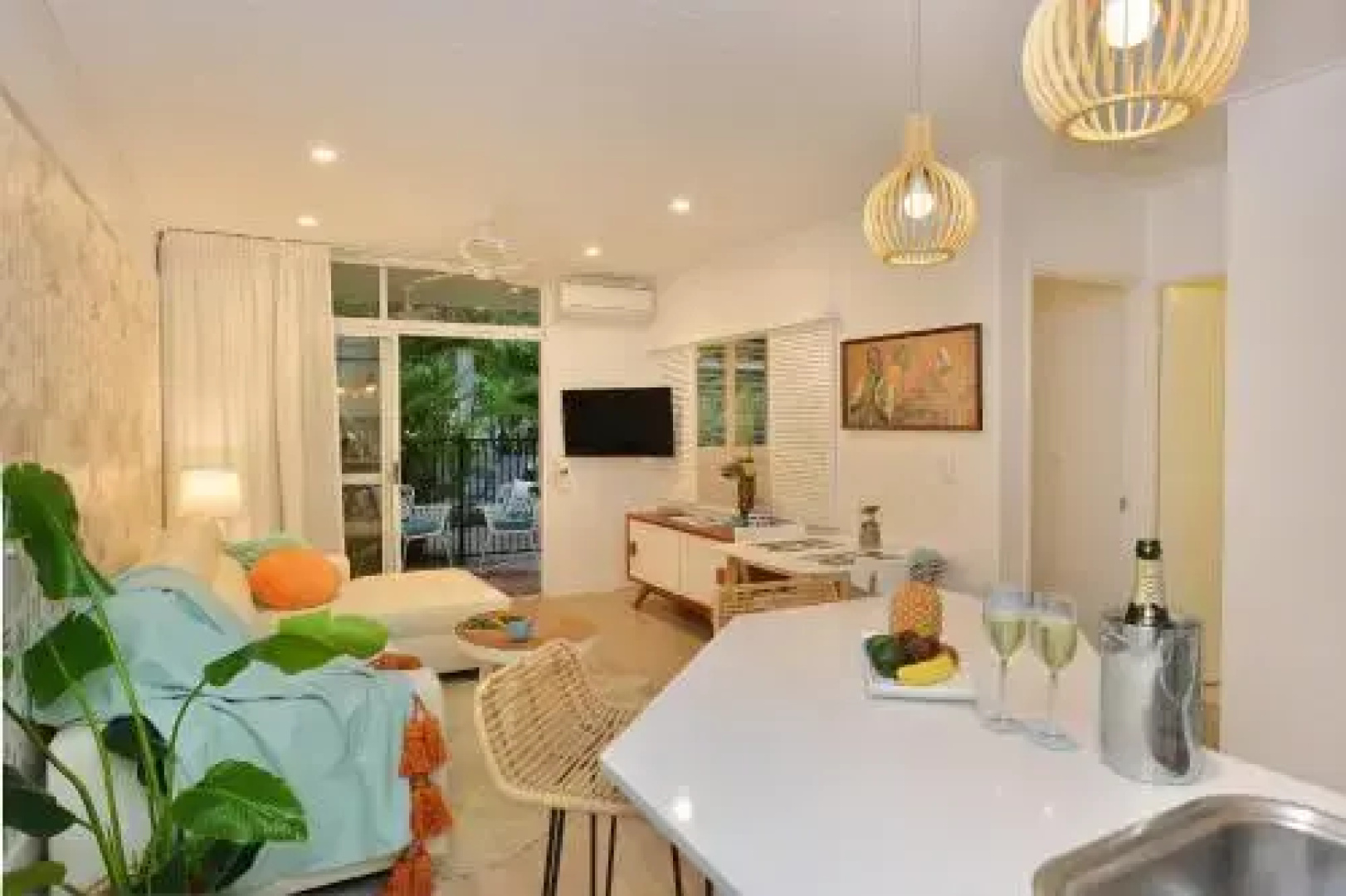 Retro Port Douglas Apartments