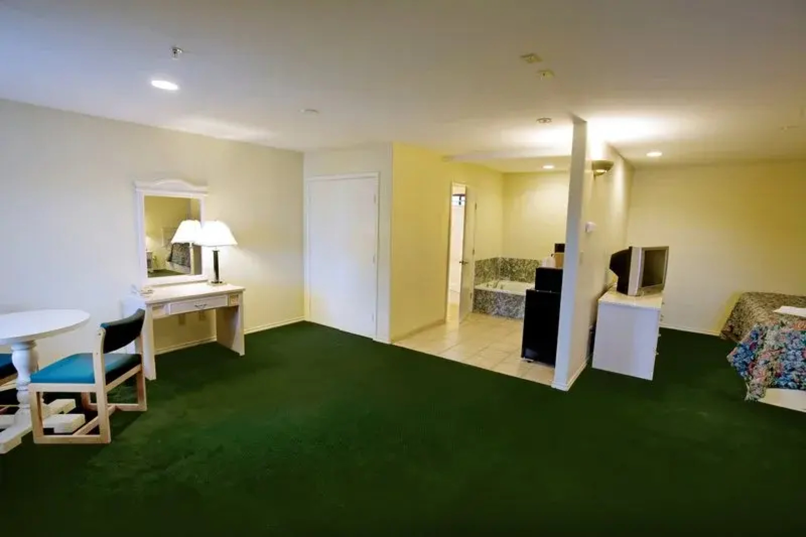 Riviera Inn & Suites