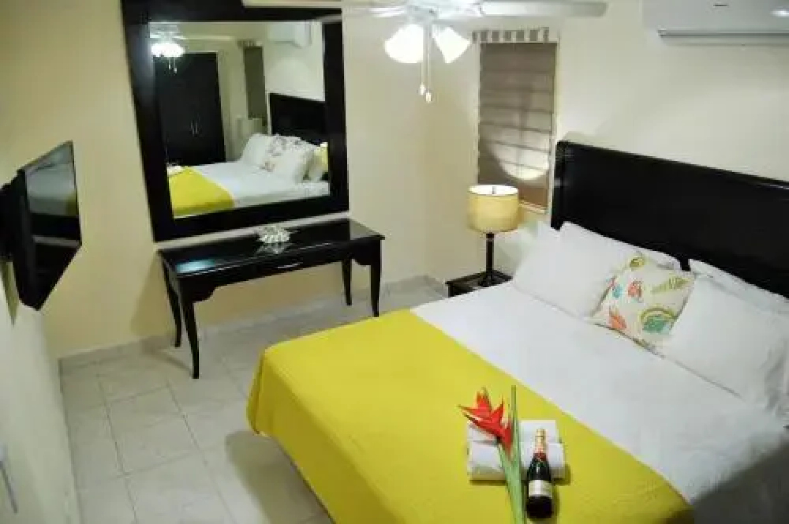 Yellow Cunucu Villa With Pool
