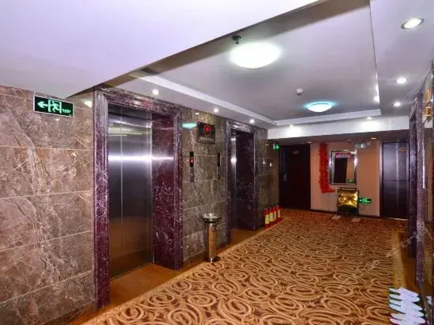 Jinghong Business Hotel