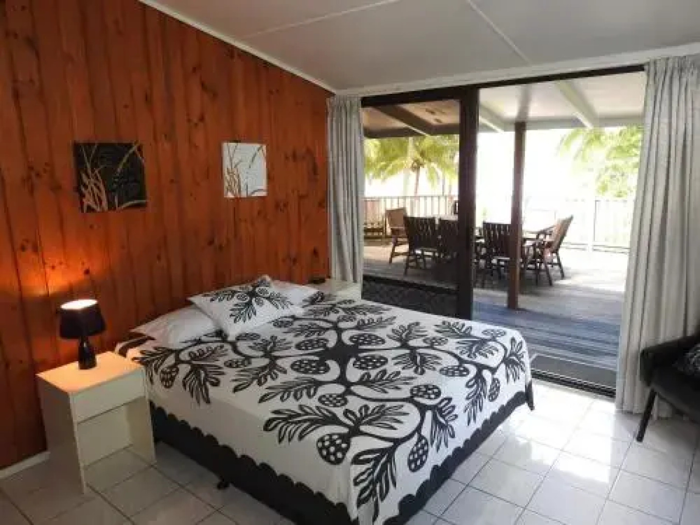 B's Beach House on Muri Lagoon