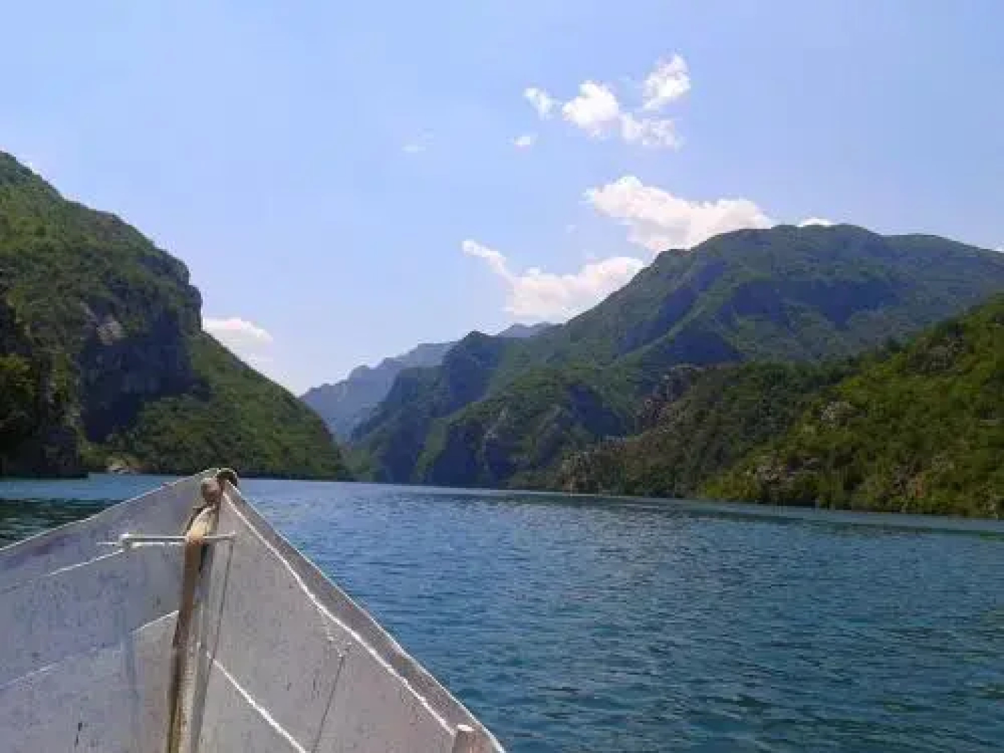 Rozafa Ferry & Accommodation