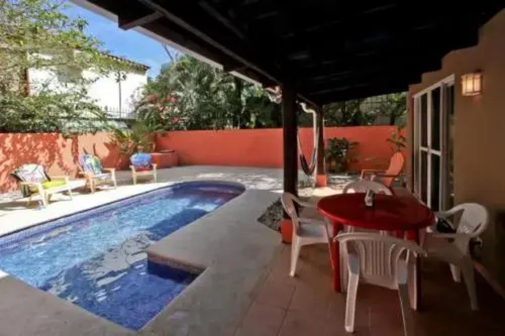 Private townhome 2 blocks from the beach and restaurants